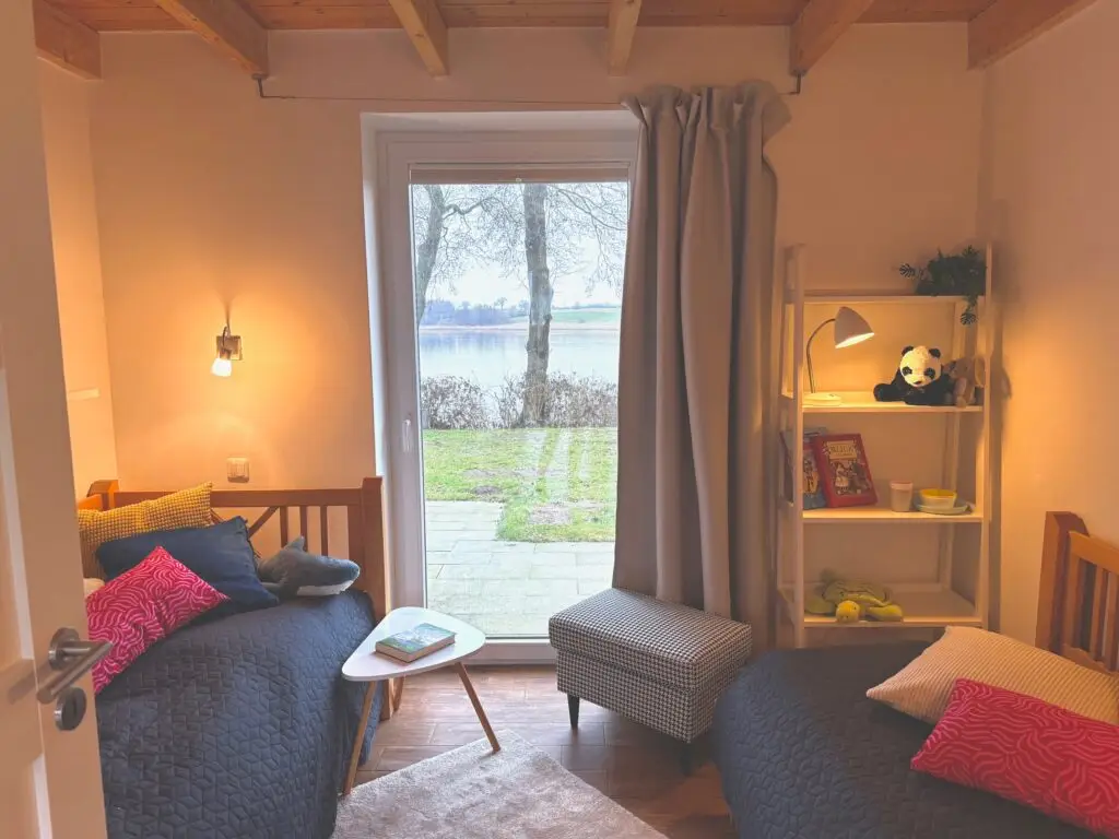 Kinderzimmer mit Schleiblick eines Ferienhauses an der Schlei